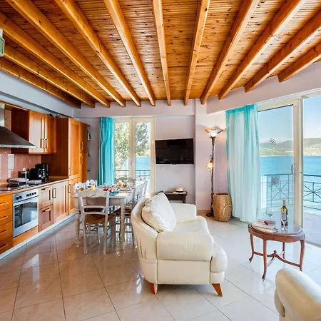 Salty Breeze Beachfront Ligia