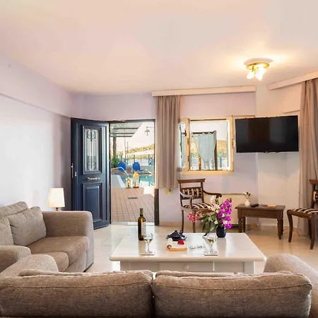 Salty Breeze Beachfront Apartament *