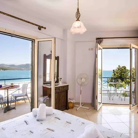 Salty Breeze Beachfront Ligia