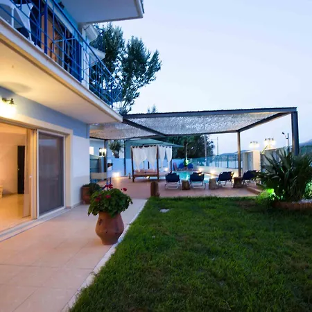 Salty Breeze Beachfront Apartament