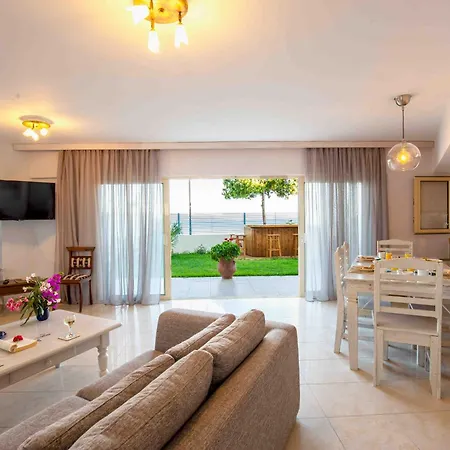 Salty Breeze Beachfront Apartament *