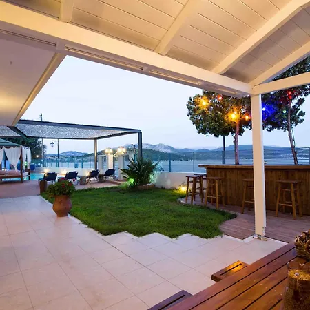 Salty Breeze Beachfront Apartament Ligia